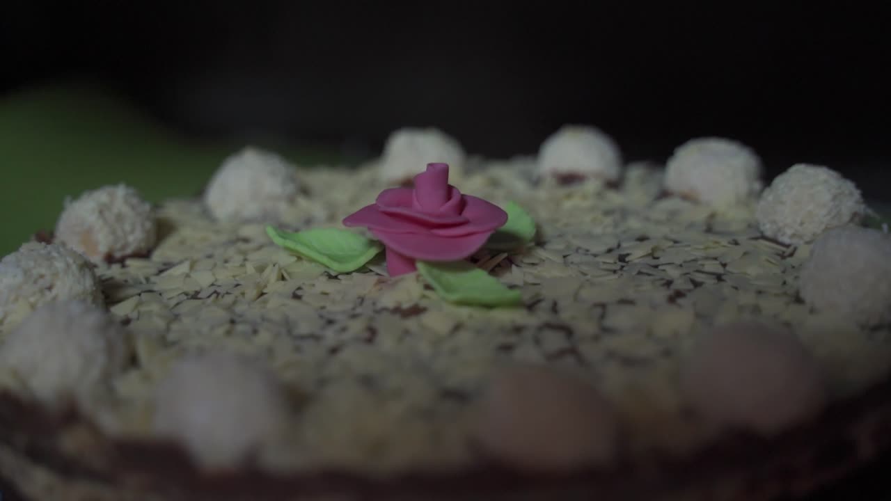 pastel casero con una pequeña rosa en fondant en el medio