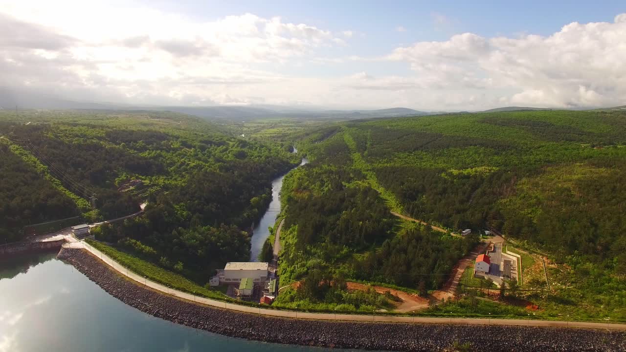 강과 푸른 자연, 구름 가득한 하늘