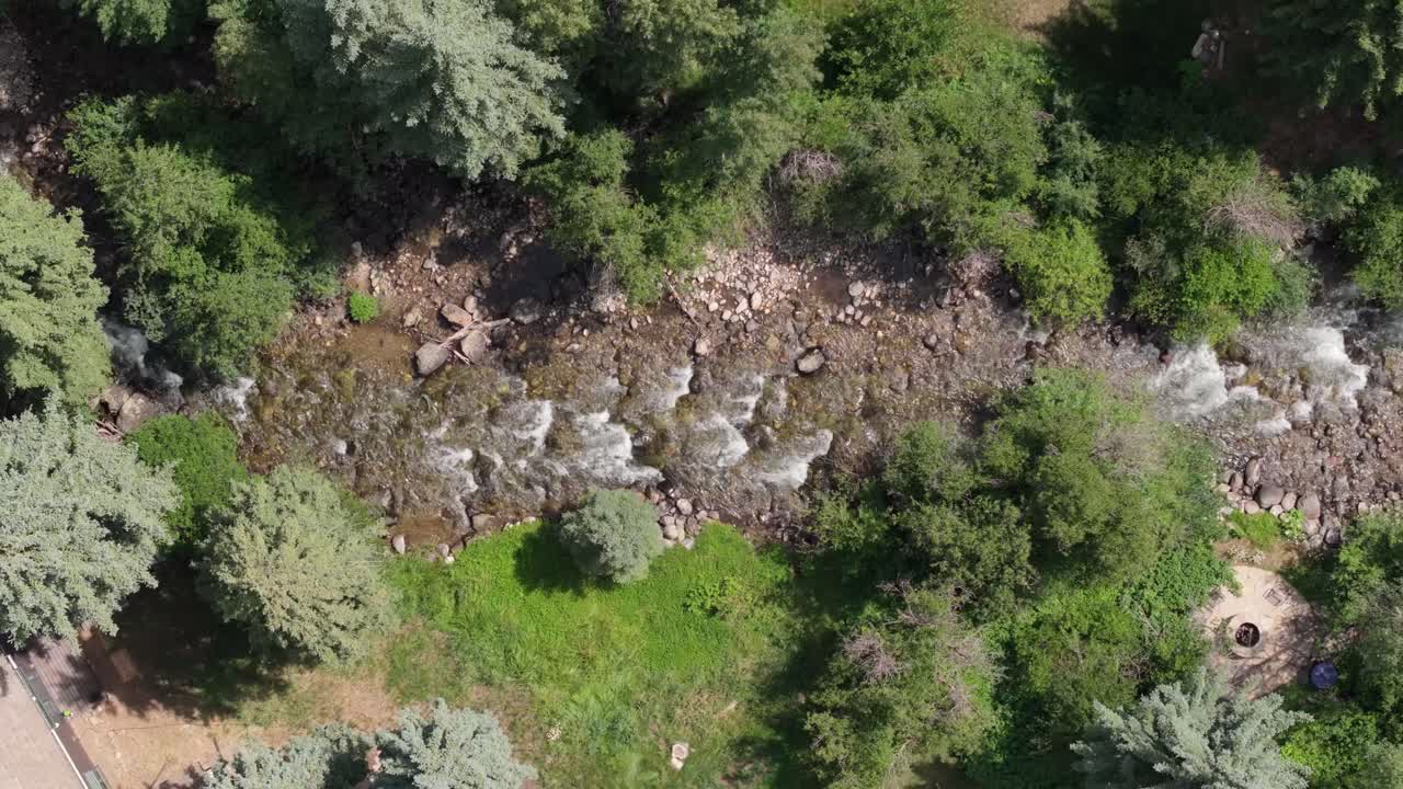 vista aérea del hermoso río blanco en el exuberante bosque nacional verde, colorado, estados unidos