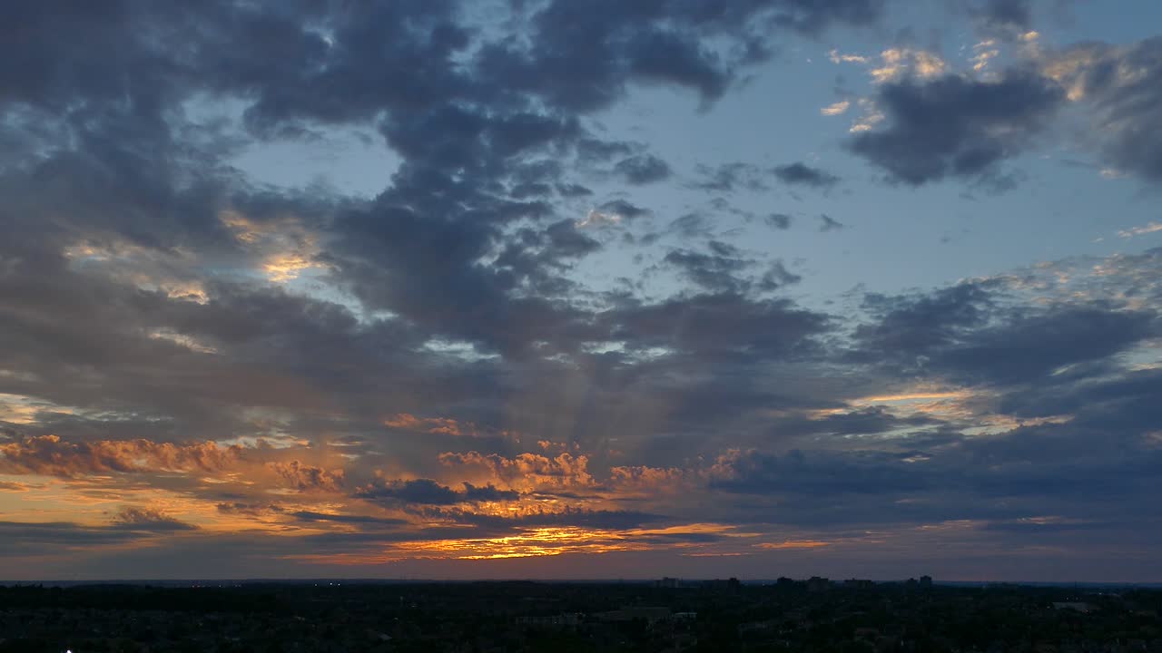 lapso de tiempo de hermosas nubes al atardecer, ontario, canadá, plano amplio