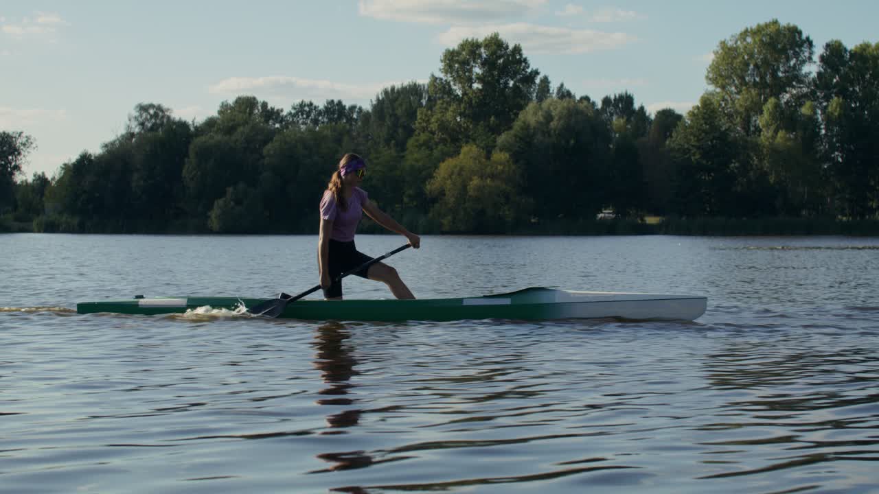 Donna in canoa su un lago