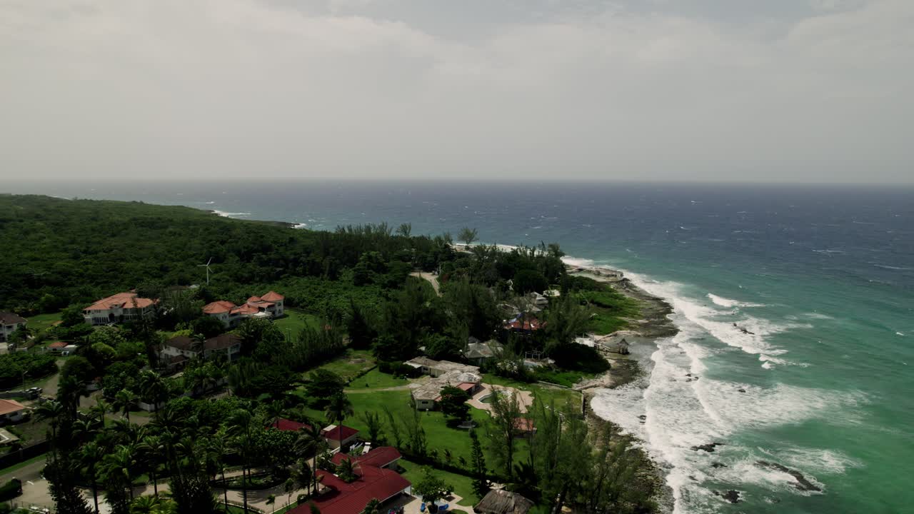 lenta panorámica inversa toma aérea del cielo azul agua turquesa en st