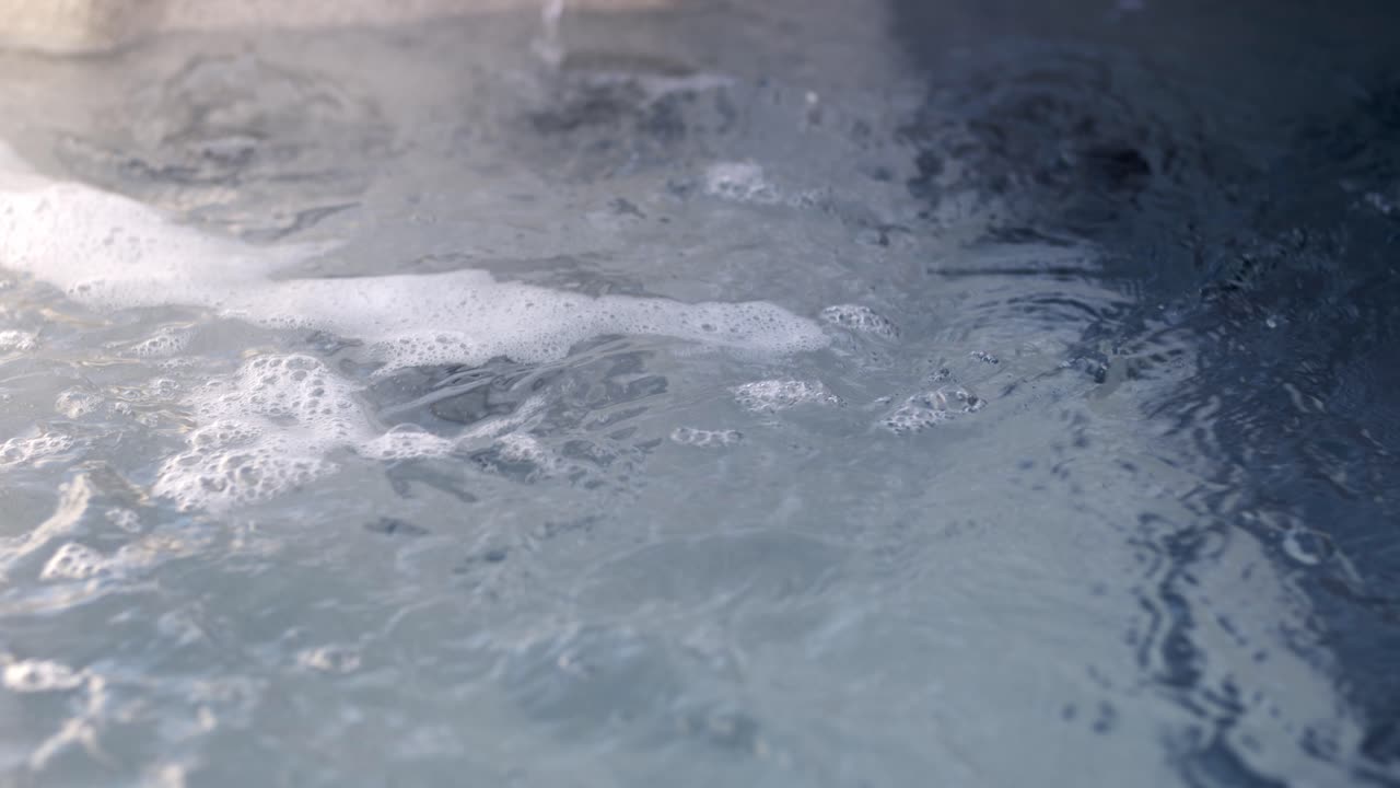 추운 겨울 제트기가 달린 따뜻한 온수 욕조