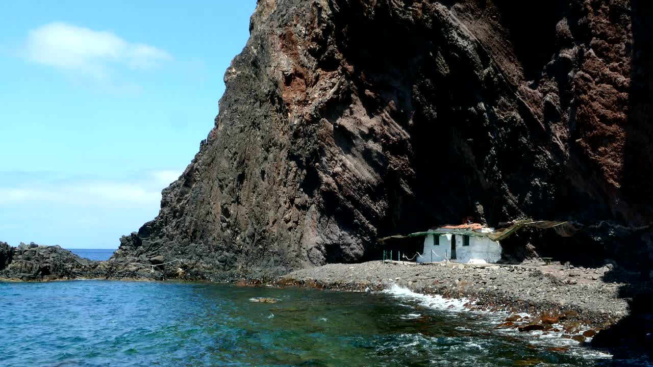 작은 고립된 오두막.