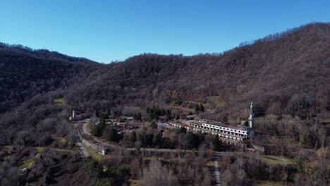 vista aérea sobre a cidade fantasma de consonno no município olginate da província de lecco