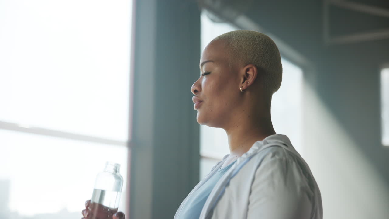 donna che beve acqua dopo l'allenamento