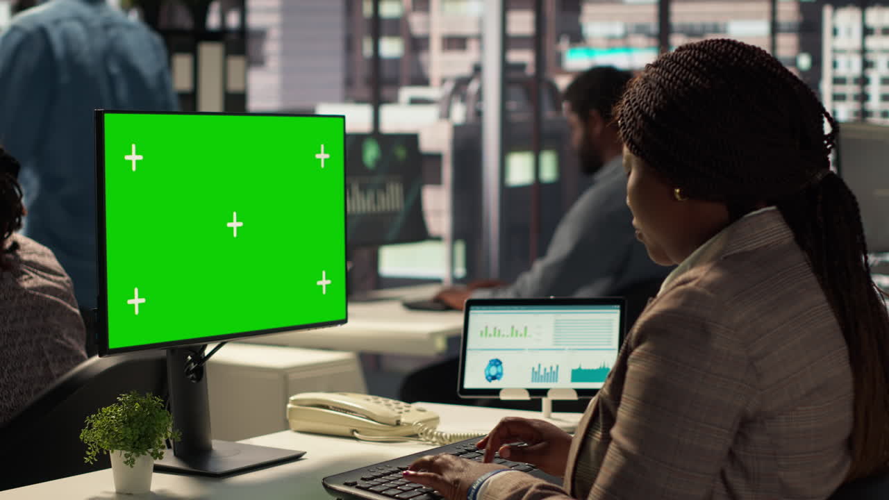 mujer de negocios que trabaja en una oficina moderna