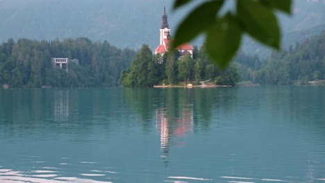hermoso lago sangrado al amanecer en eslovenia