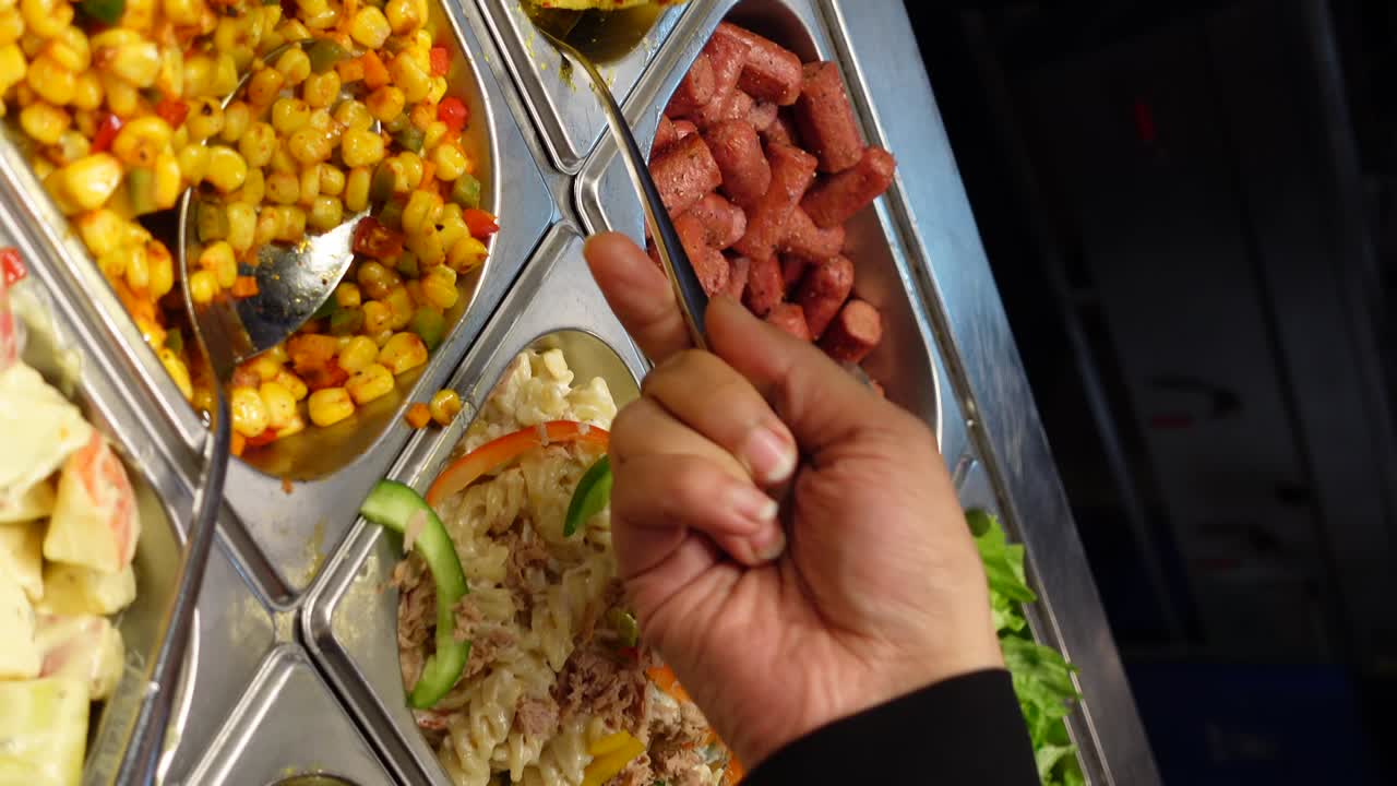 buffet de autoservicio con varios platos