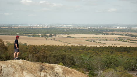 Hombre-Mirando-Desde-El-Parque-Nacional-You-Yangs,-Victoria-Australia