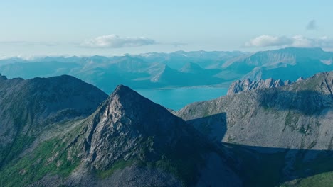 vista panorámica del pico de la montaña lonketinden en verano en la isla de senja, noruega