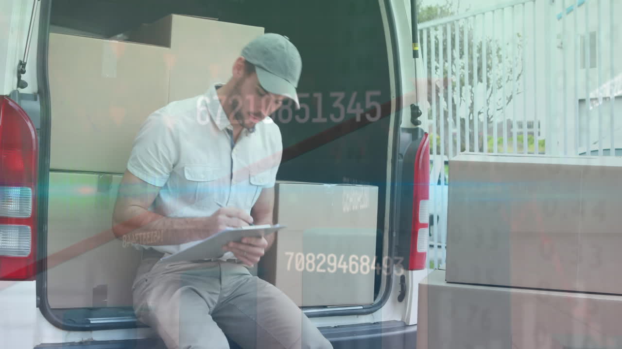 animación de datos financieros sobre felices mensajeros caucásicos masculinos contando paquetes