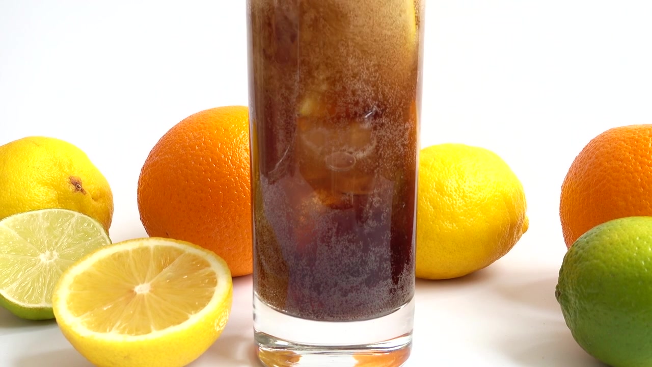 Preparazione di bevanda in bicchiere con ghiaccio e limone