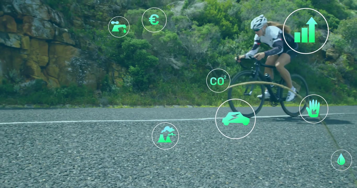 Cyklistka vjíždí na silnici do kopce, aktivuje technologické ikony posouvající se doleva a analyzuje výkon