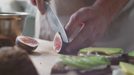 preparando una tostada de higos y aguacate