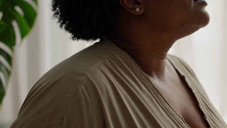 mujer meditando en casa