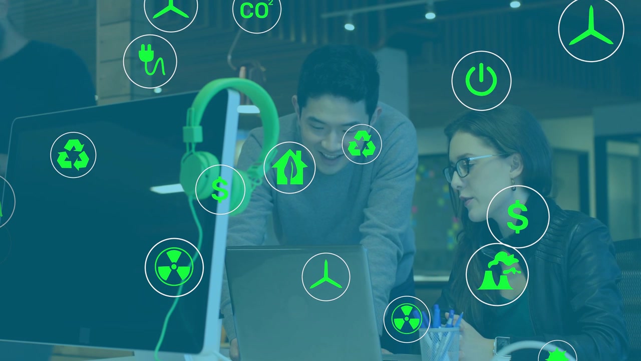 Coppia appoggiata al laptop, donna che usa i tasti generando icone di energia verde che si sovrappongono a persone e dispositivi