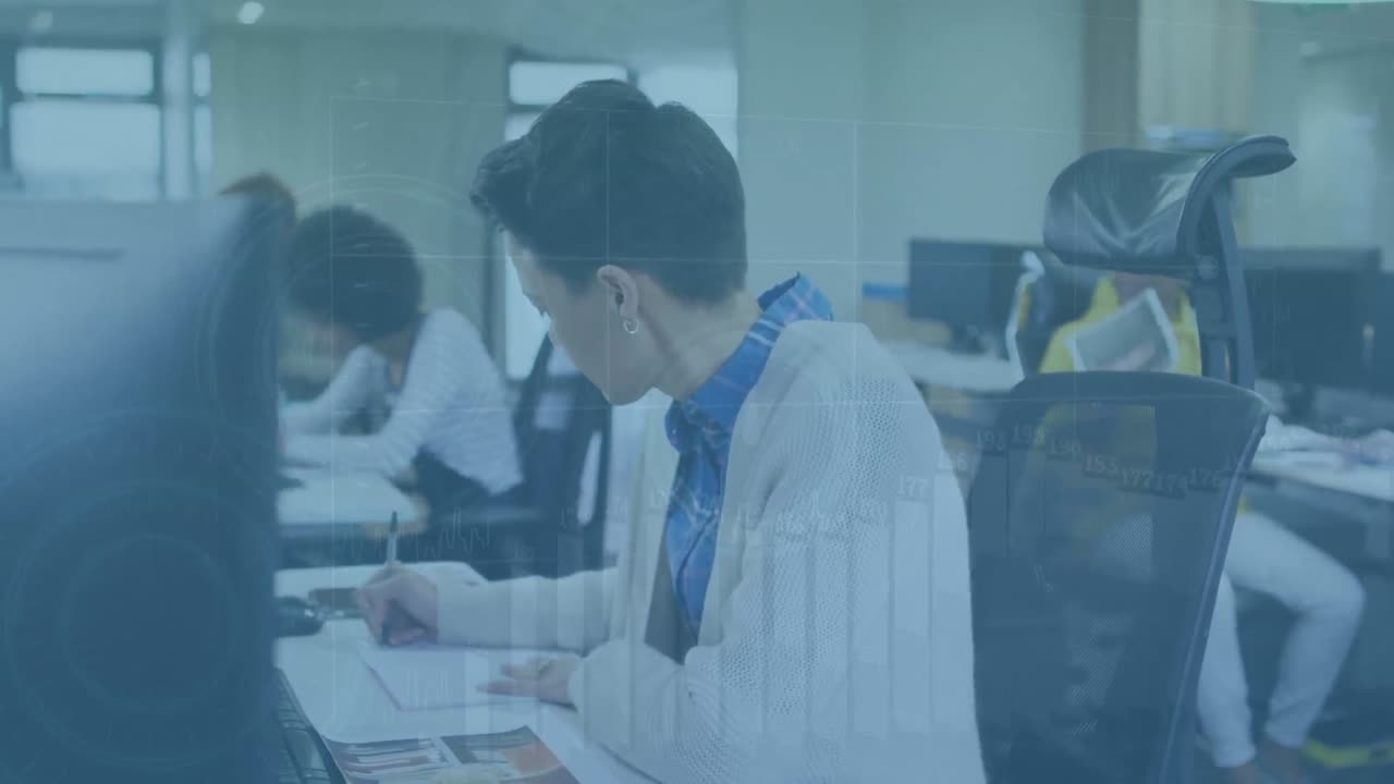 스마트폰을 사용하는 백인 여성에 대한 데이터 처리의 애니메이션