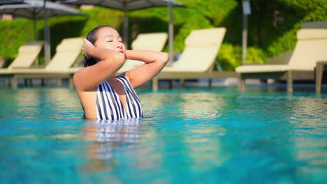 Sinnliche-Asiatische-Frau,-Die-Im-Schwimmbad-Spazieren-Geht,-Outdoor-medium-tracking