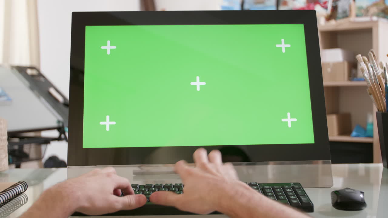 computadora con pantalla verde