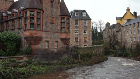 Encantador-Casco-Antiguo-Y-Río-En-Escocia