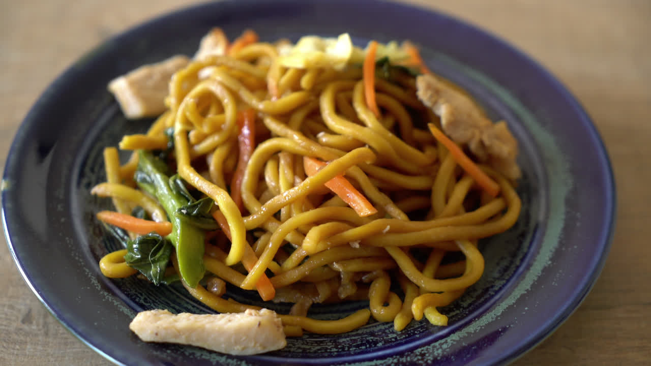 fideos yakisoba salteados con pollo