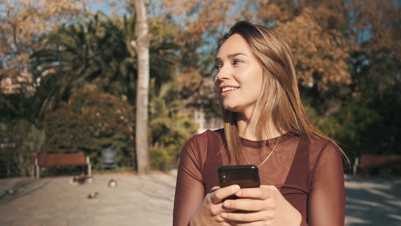 Donna che scrive messaggi al telefono per strada