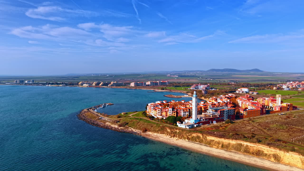 Nærmer os Sortehavets solrige kyst i Bulgarien. Udsigt over det smukke Aheloy-fyrtårn og Marina Cape-komplekset i Aheloy fra drone.