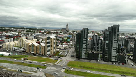 iglesia icónica de hallgrimur en islandia reykjavik aéreo corto día nublado