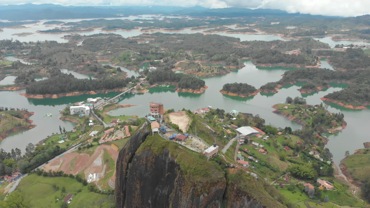 vista aérea de la roca piedra del penol en guatape, colombia durante el día