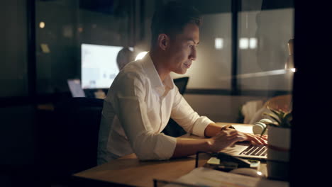 Hombre-De-Negocios-Asiático,-Computadora-Portátil-Y-Teléfono-Por-La-Noche