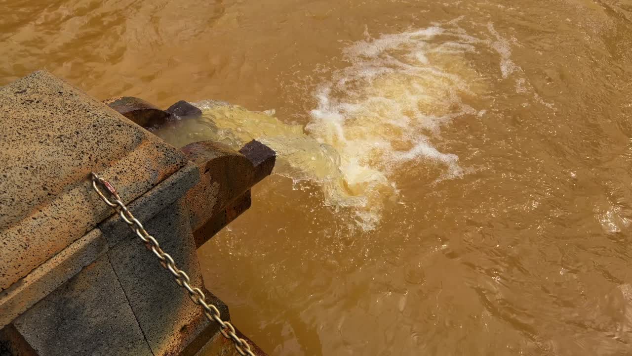 Acqua termale calda che sgorga dalla sorgente in una piscina geotermica, Azzorre