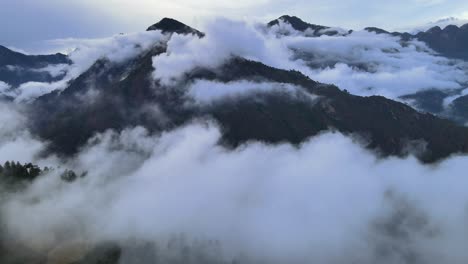 Toma-De-Drones-De-Un-Valle-Nublado-De-Sainj-En-Himachal-Pradesh-Cerca-De-Manali,-Kasol-8