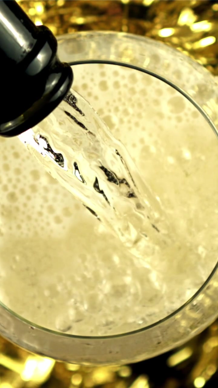 Versamento al rallentatore di champagne spumante in un bicchiere