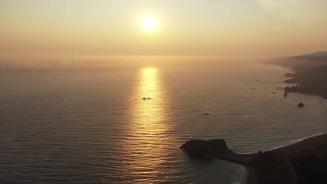 Brumoso-Atardecer-Sobre-El-Océano-Pacífico-Desde-La-Costa-Norte-De-California