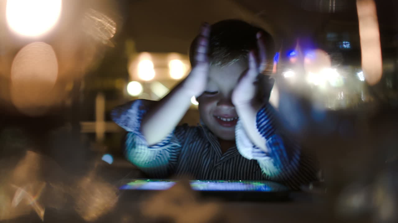 niño jugando en una tableta en un café