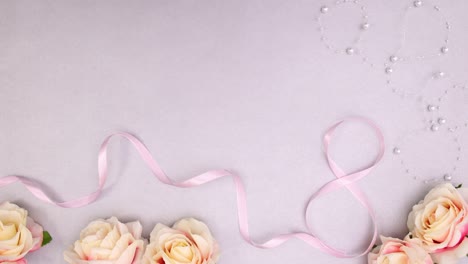 aparece una decoración floral romántica para la boda.