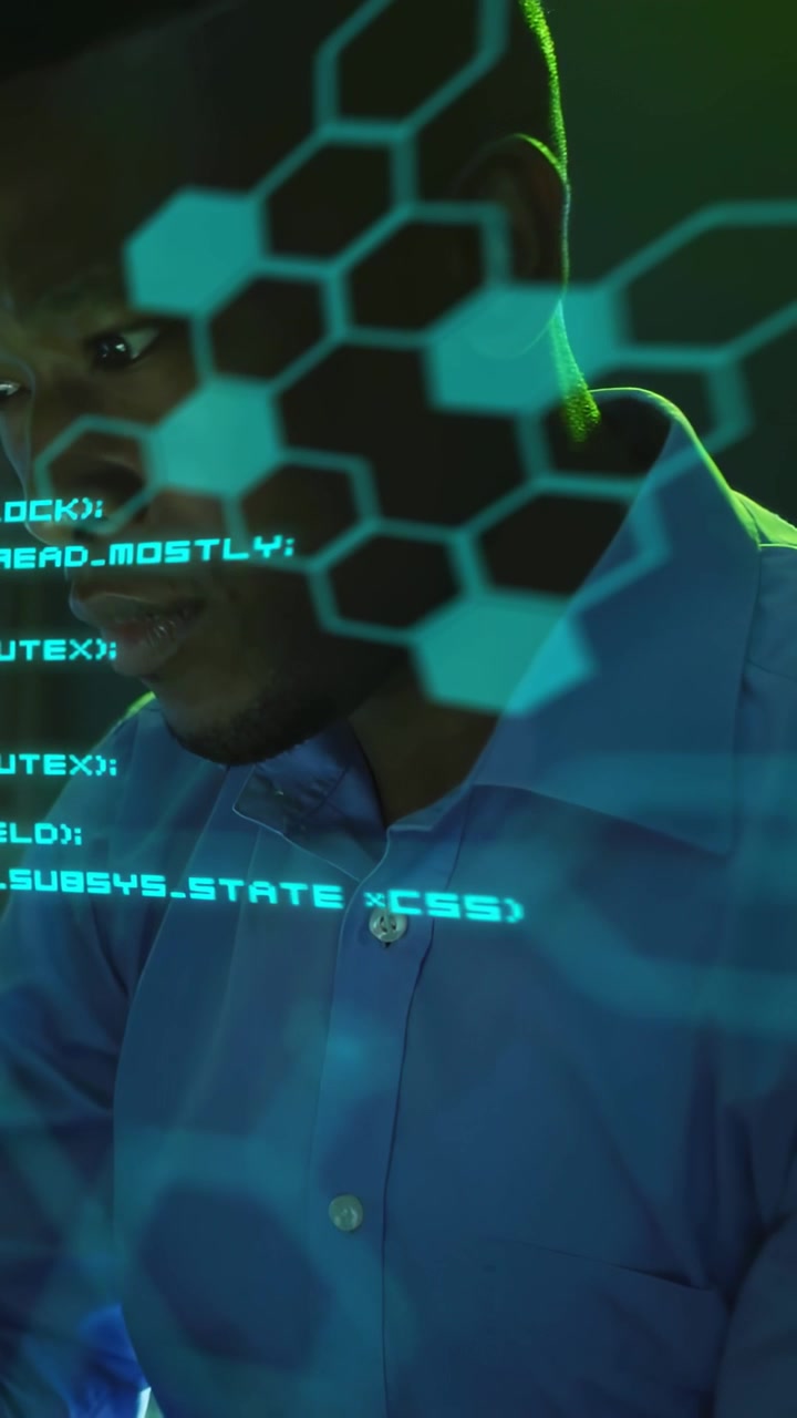 Vertikal video: Mandlig IT-analytiker scanner skærm, hvor monitor viser hex-overlay hen over ansigtet under fejlfinding.