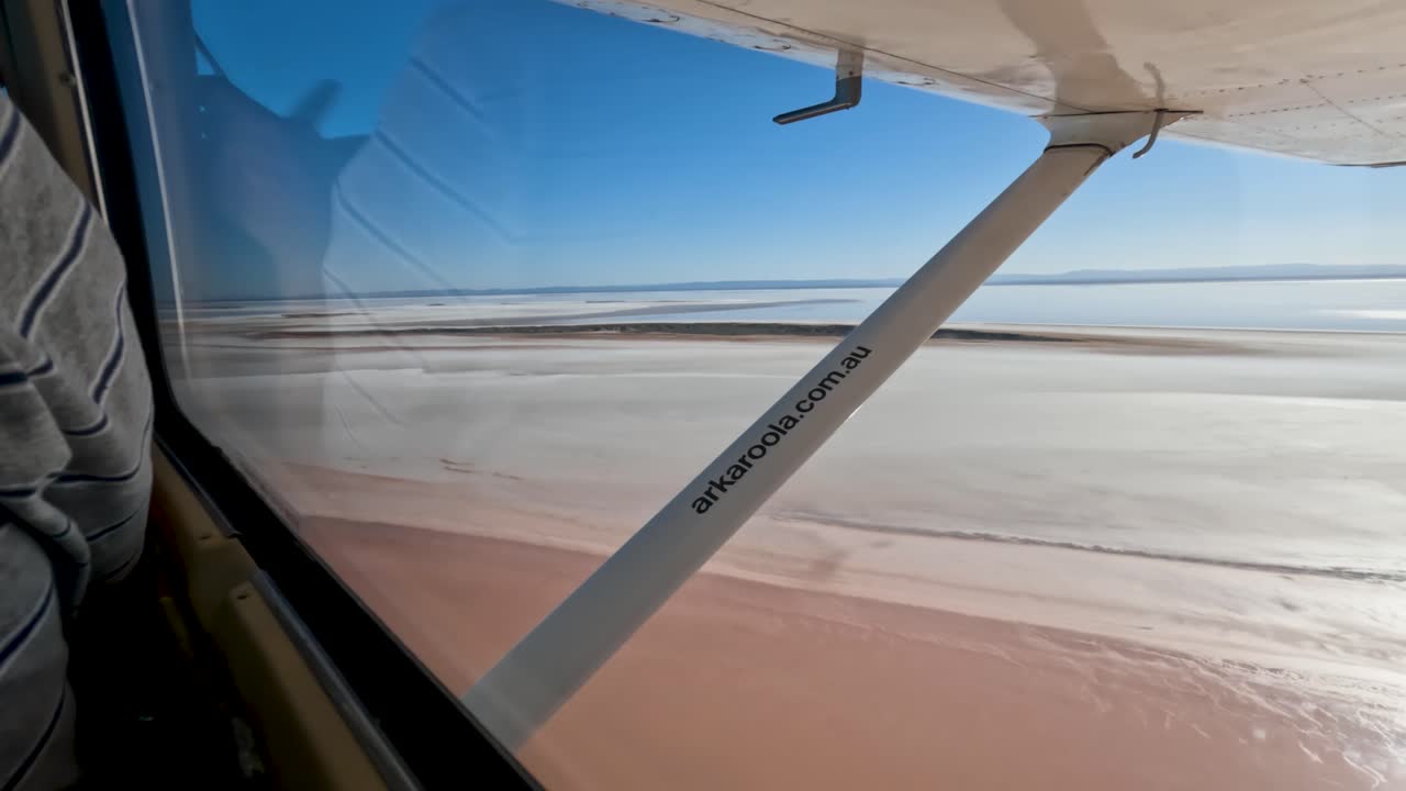 vista desde el interior de un avión que volaba a baja altura sobre el lago frome uno de los lagos salados más blancos de australia - tiro pov