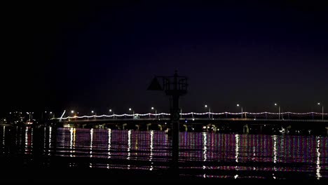 luces coloridas que se reflejan en el río por la noche
