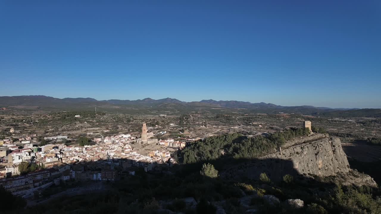 Ombra serale che si estende sulla valle e sul villaggio spagnolo di Jérica, Castellón.