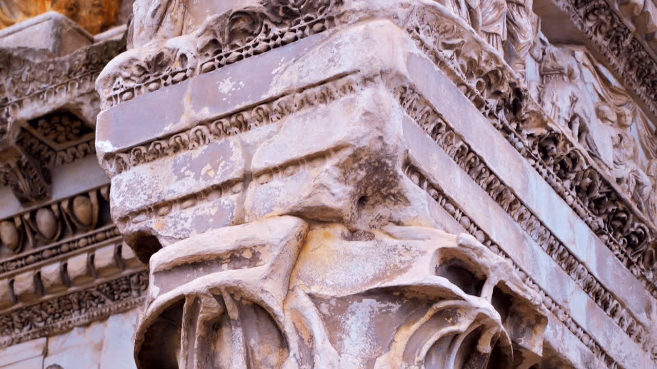 Roma, Italia - 15 agosto 2022: Primo piano del Foro di Nerva vicino al Foro Romano