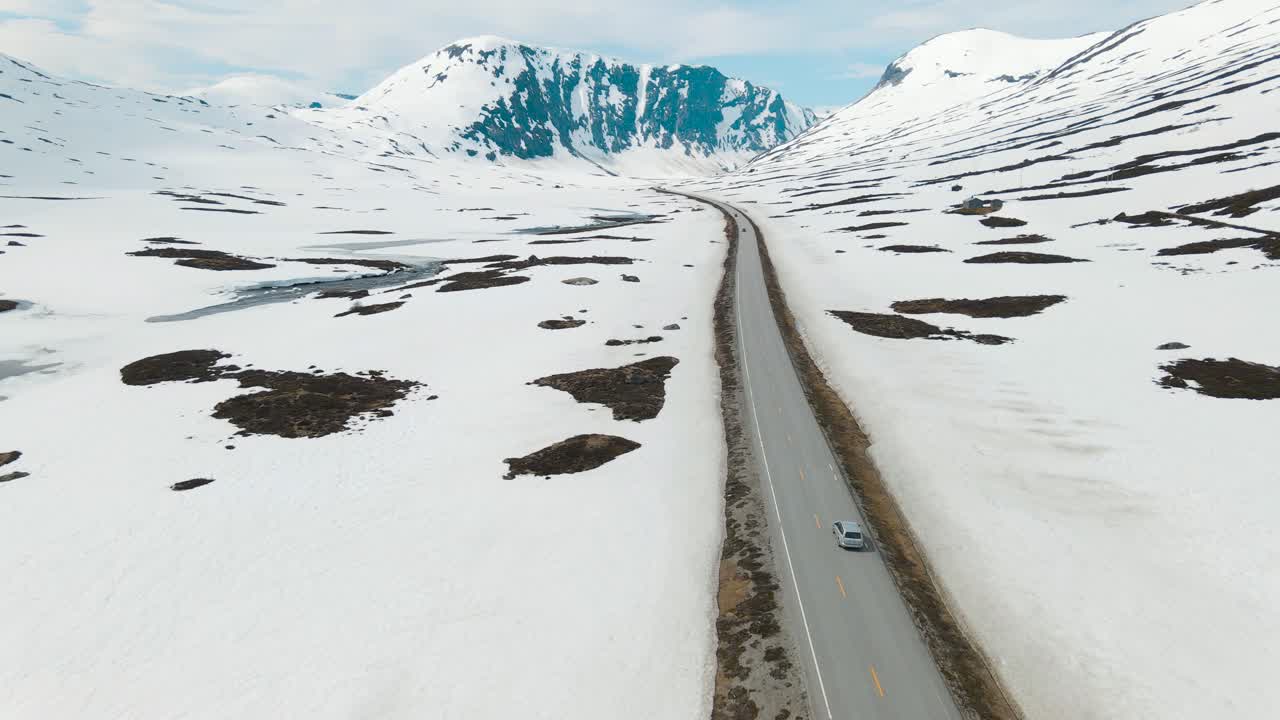 여름 에 노르웨이 의 산 들 을 가로지르는 도로 여행