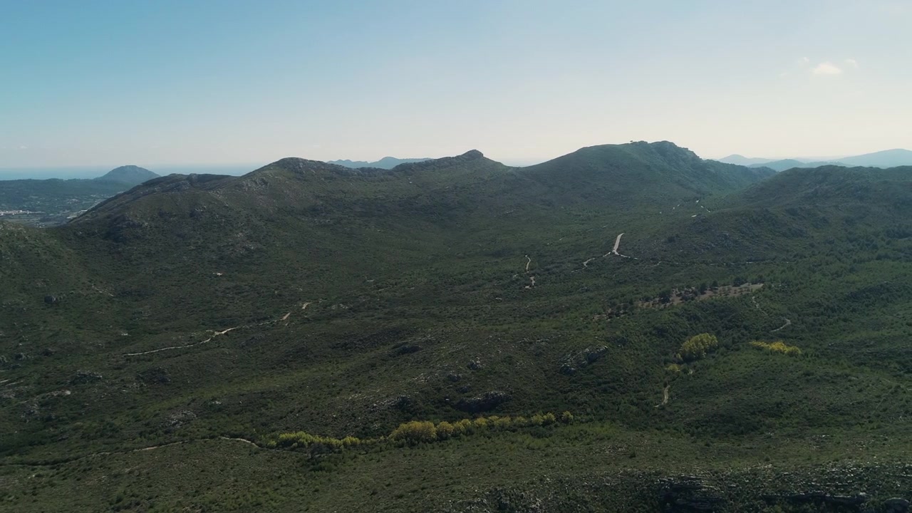 Panoramica aerea che scivola sulle lussureggianti creste verdi dei monti del Rif nel Marocco settentrionale