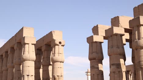 panning filmó las columnas del templo de luxor en el centro de la ciudad de egipto