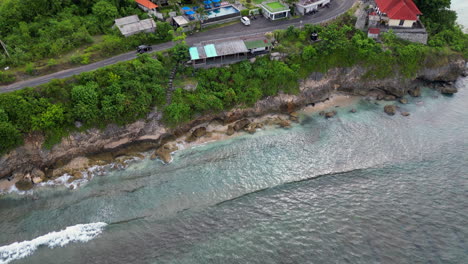 Resort-Junto-Al-Acantilado-En-La-Costa-Este-De-La-Isla-De-Nusa-Penida,-Indonesia