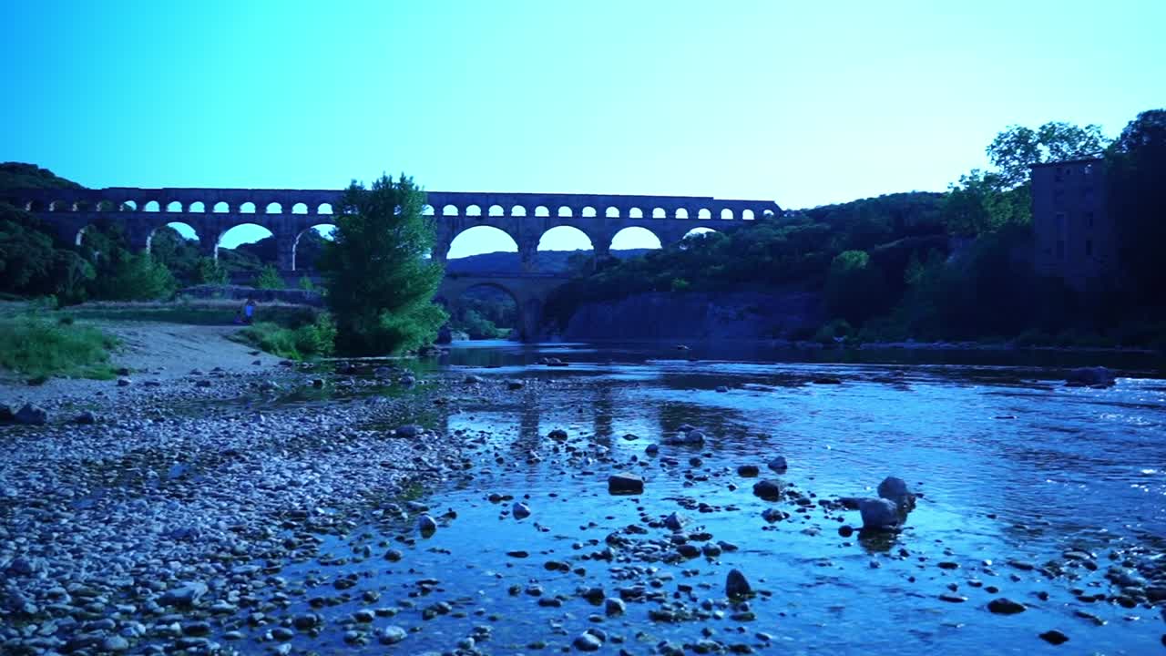 프랑스의 pont du gard 아래의 자갈 강 바닥과 함께 프레머의 역사적인 수로
