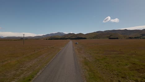 Dron-Acercándose-A-Un-Auto-Que-Se-Descompuso-En-Una-Carretera-Vacía-Del-Desierto