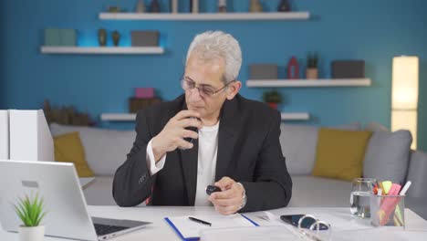 El-Trabajador-De-Oficina-En-Casa-Rocía-Perfume-Al-Hombre.