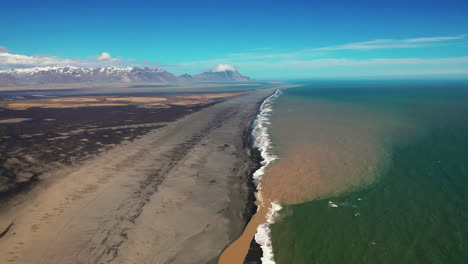 Vista-Aérea-De-La-Desembocadura-Del-Río-En-La-Playa-En-La-Costa-Sur-De-Islandia---Retroceso-Aéreo